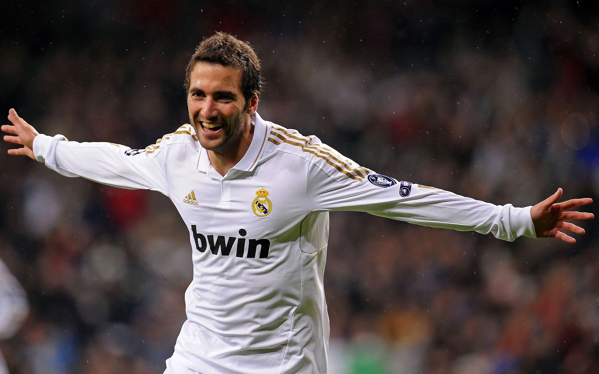 九游esports-足球联赛引入VAR技术,减少争议判罚,足球var使用规则